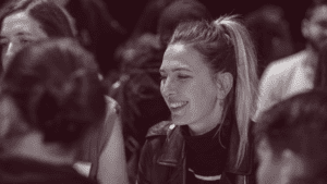 Photo de Thyphaine en pleine animation d'un atelier.