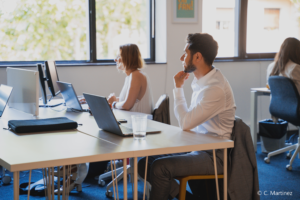 illustration photo de quelqu'un derrière son ordinateur qui est en train de réfléchir au projet.